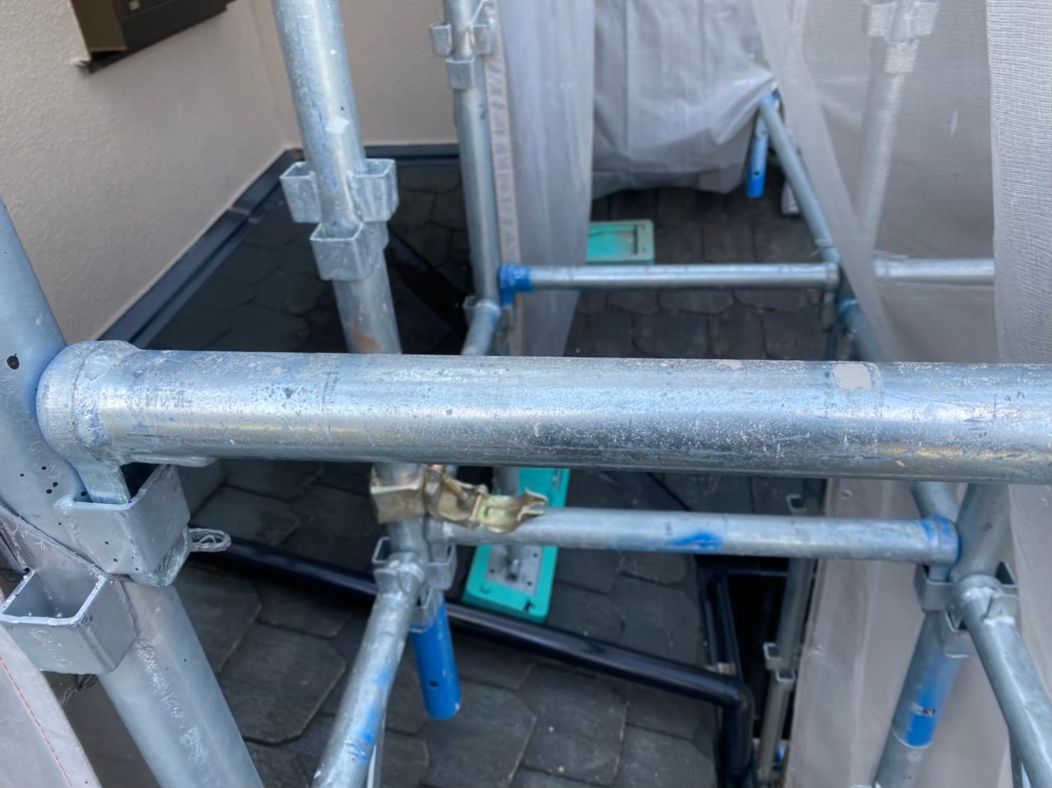 カバー工法で工事開始足場設置